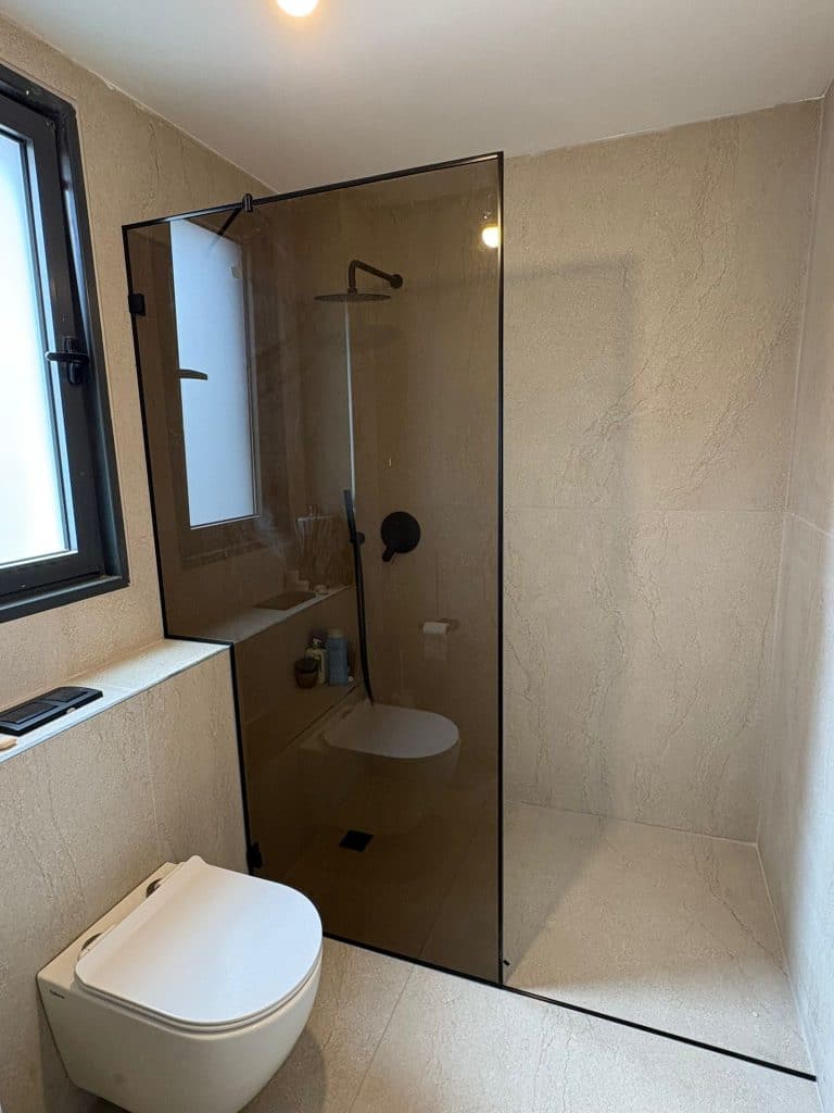 זכוכית למקלחון חומה