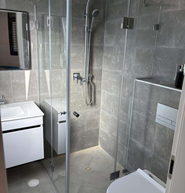 מקלחון פינתי שתי קבועים שתי דלתות