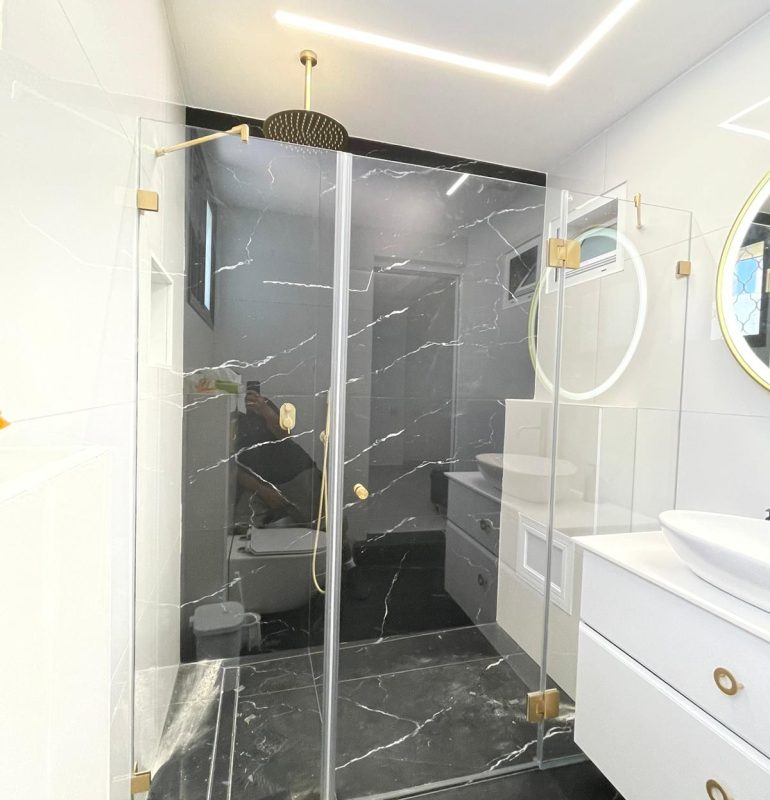 מקלחון חזית שתי קבועים ודלת