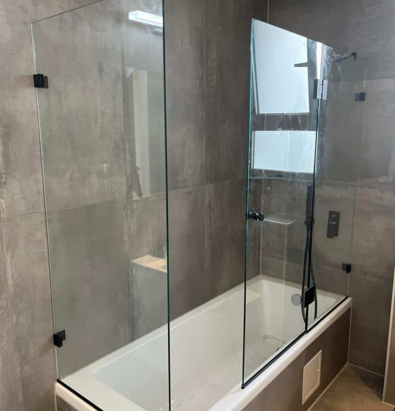 אמבטיון סגירה חלקית שתי קבועים ודלת