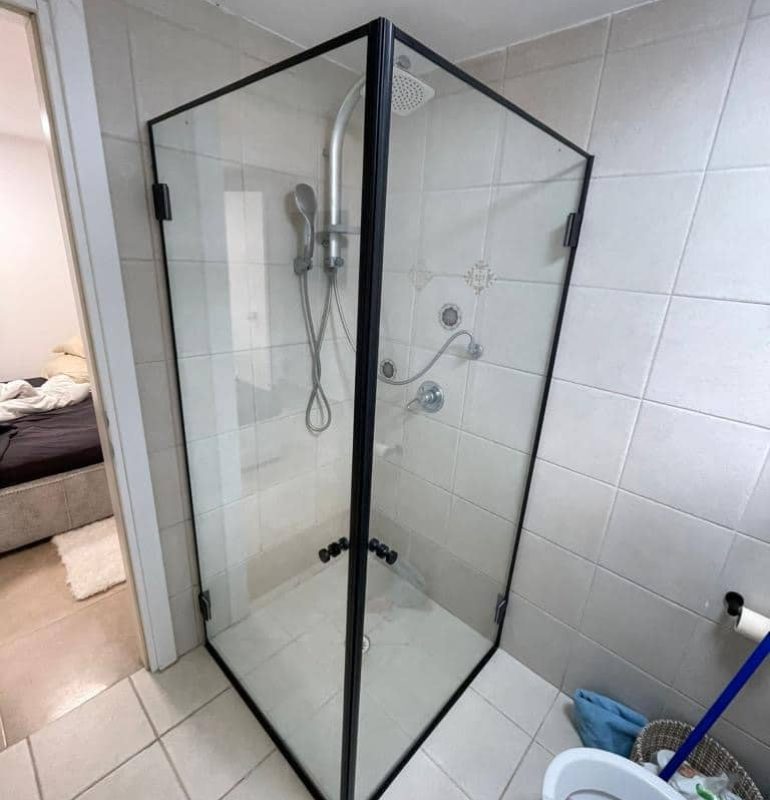 מקלחון פינתי שתי דלתות