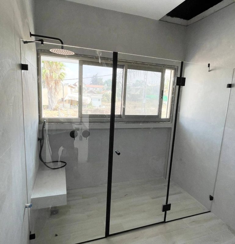 מקלחון חזית שתי קבועים ודלת