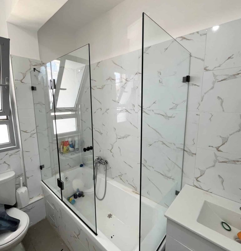 אמבטיון סגירה חלקית שתי קבועים ודלת