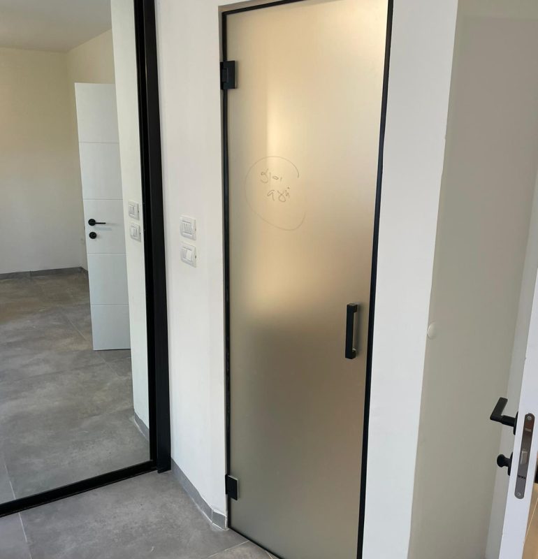 דלתות כניסה