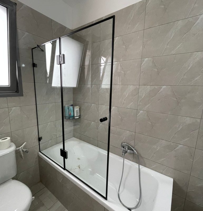 אמבטיון סגירה חלקית קבוע ודלת