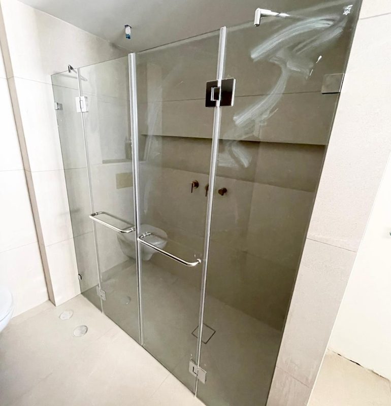 מקלחון חזית שתי קבועים ושתי דלתות