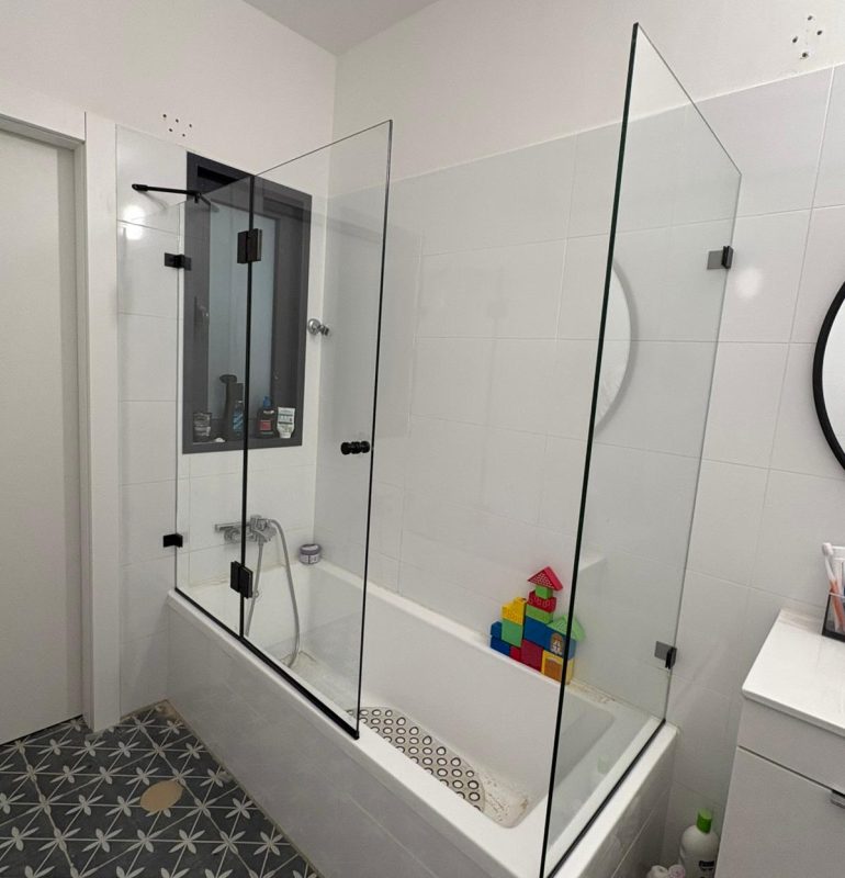 אמבטיון סגירה חלקית שתי קבועים ודלת