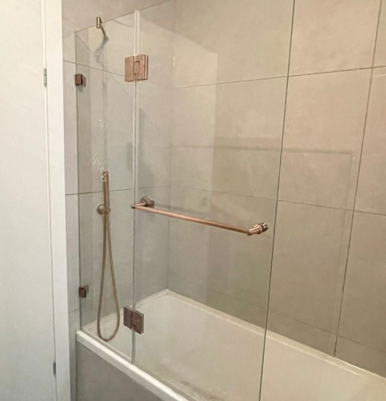 אמבטיון סגירה חלקית קבוע ודלת