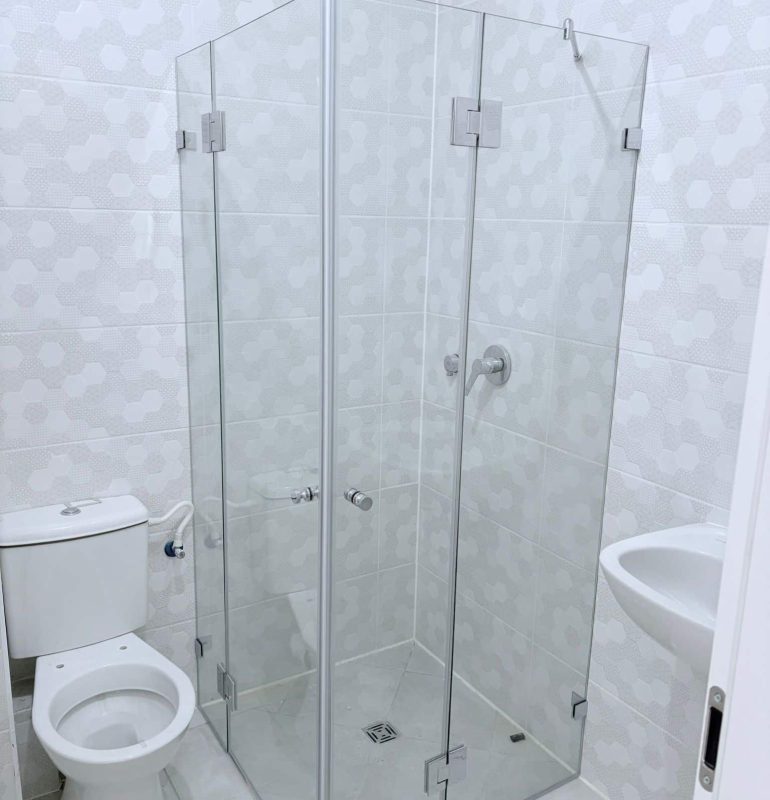 מקלחון פינתי שתי קבועים שתי דלתות