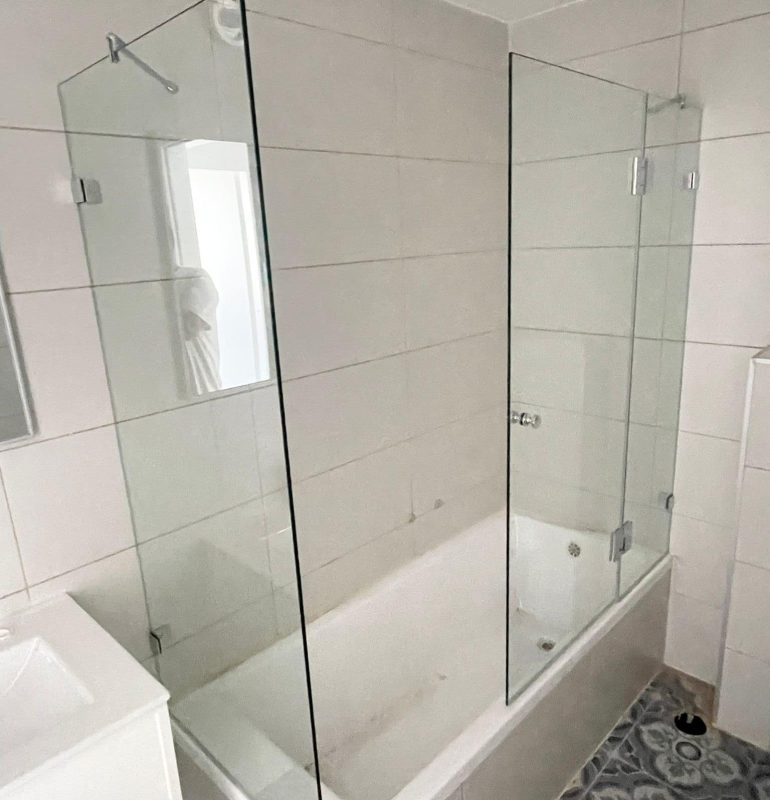 אמבטיון סגירה חלקית שתי קבועים ודלת