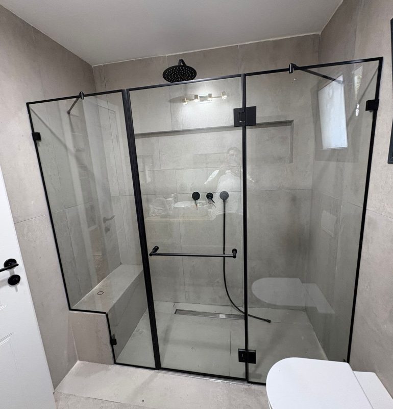 מקלחון חזית שתי קבועים ודלת