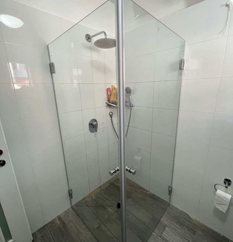 מקלחון פינתי שתי דלתות