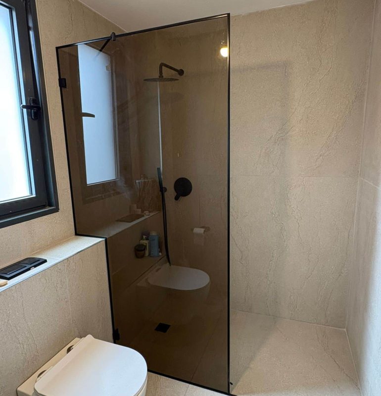 זכוכית למקלחון חומה