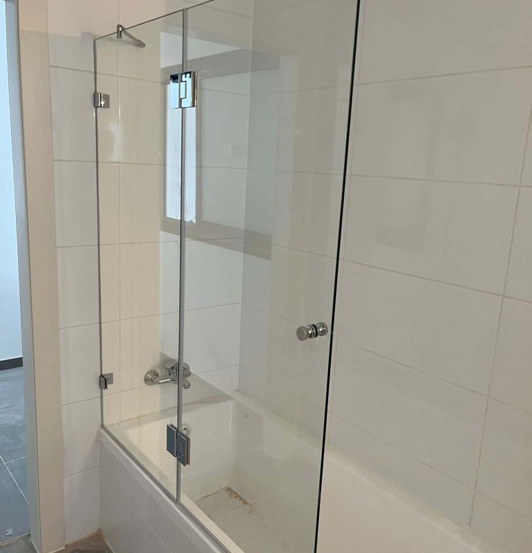 אמבטיון סגירה חלקית קבוע ודלת