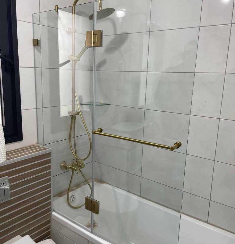 אמבטיון סגירה חלקית קבוע ודלת