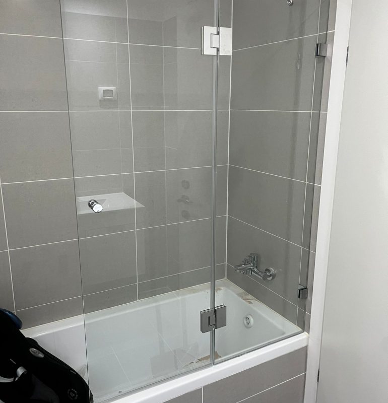 אמבטיון סגירה חלקית קבוע ודלת