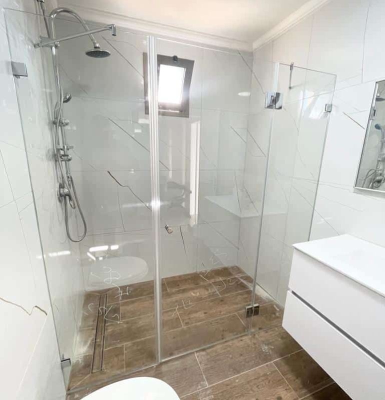 מקלחון חזית שתי קבועים ודלת