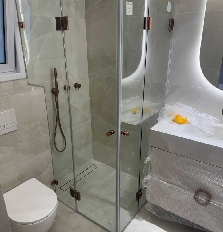 מקלחון פינתי שתי קבועים שתי דלתות