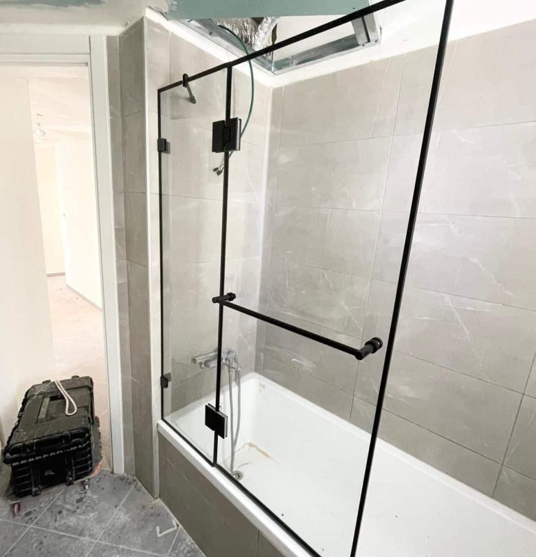 אמבטיון סגירה חלקית קבוע ודלת