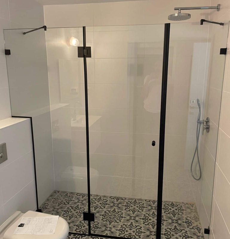 מקלחון חזית שתי קבועים ודלת