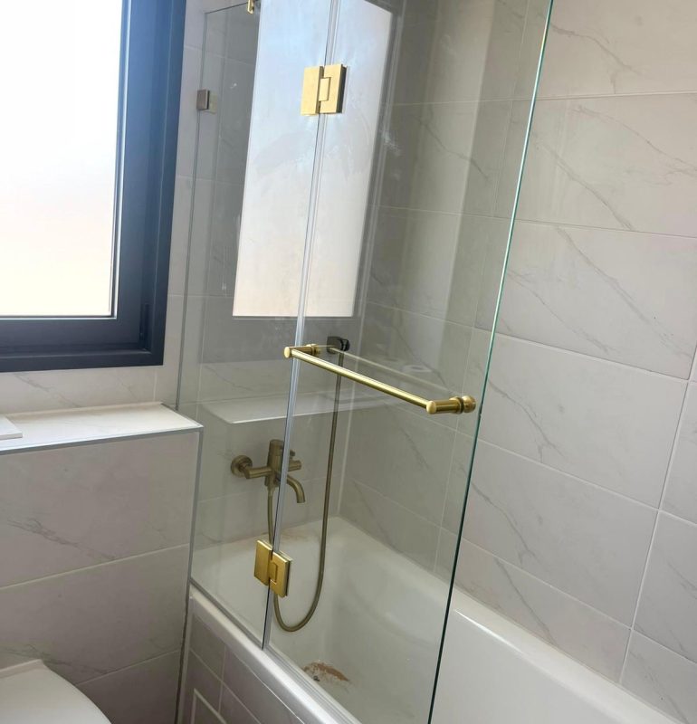 אמבטיון סגירה חלקית קבוע ודלת