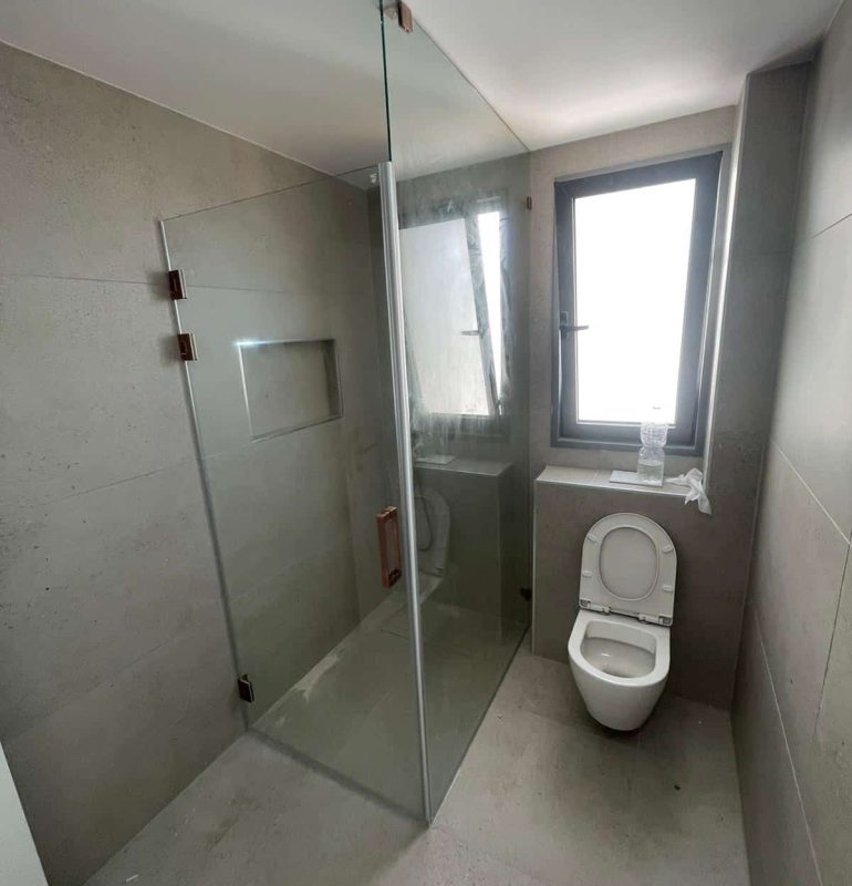 מקלחון פינתי קבוע ודלת