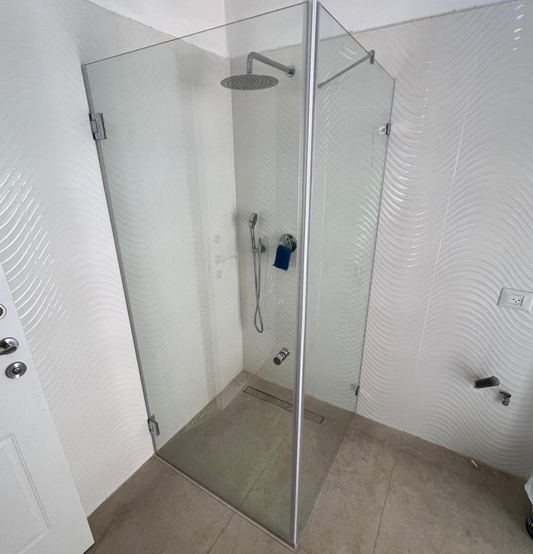 מקלחון פינתי קבוע ודלת