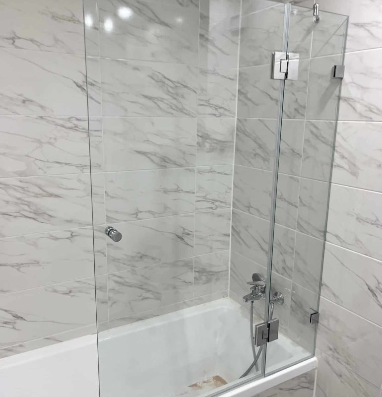 אמבטיון סגירה חלקית קבוע ודלת