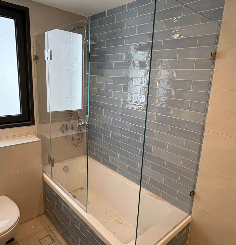 אמבטיון סגירה חלקית שתי קבועים ודלת