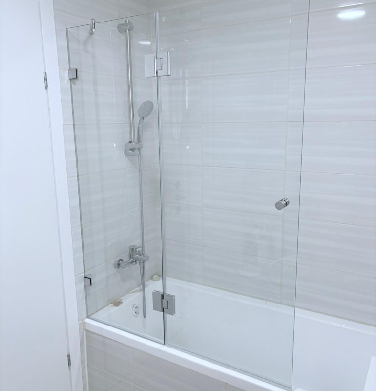 אמבטיון סגירה חלקית קבוע ודלת